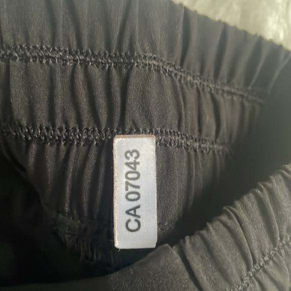 Yogalicious black ankle pants Size Small hip to hip 15” inseam 27” - Picture 8 of 8